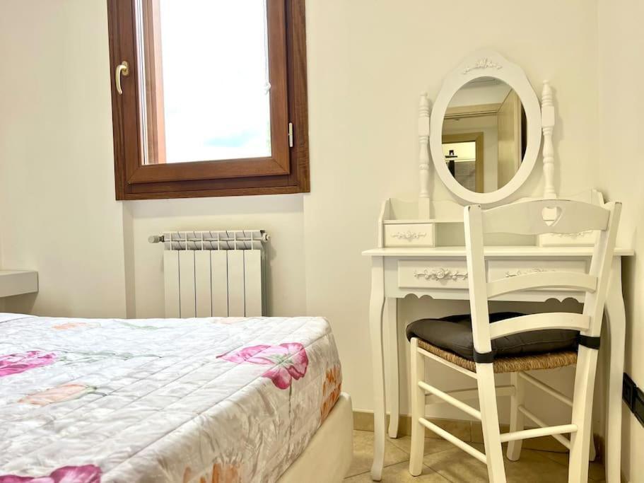 Appartamento Comfyspot Rosia Esterno foto